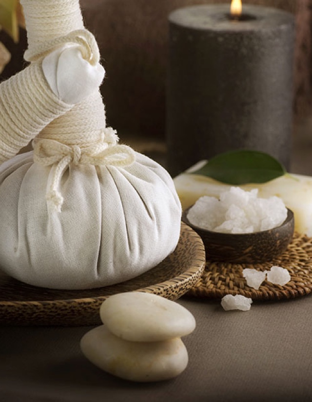MASSAGE WITH AROMATIC HERBAL SACHETS