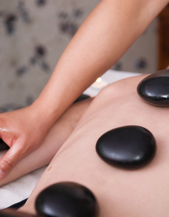 MASSAGE WITH HOT STONES